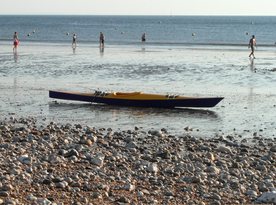 Yves nous envoie les trois photos suivantes du Chesapeake 17 qu'il a construit au Havre ce printemps. Sur celle-ci, le Chesapeake a l'air d'&ecirc;tre en l&eacute;vitation au-dessus du sable... 