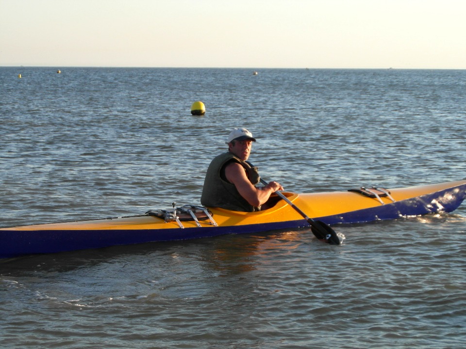 Les couleurs un peu surprenantes choisies par Yves s'harmonisent finalement parfaitement &agrave; la surface de l'eau. Construction impeccable &agrave; partir des plans : Bravo Yves ! 