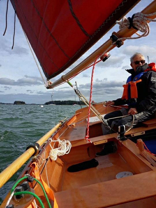Yves à la barre de son nouveau bateau, sur lequel on aperçoit tout un tas de détails d'aménagements intéressants à découvrir au prochain Rassemblement Arwen Marine ! 
