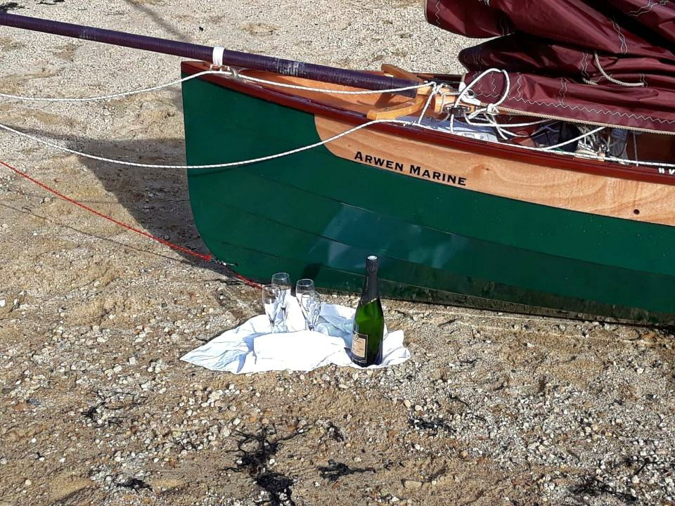 Un de nos agents dans l'ouest nous envoie trois photos du Golfe du Morbihan où Yves et Geneviève ont reçu l'appui décisif de Pierre et Katia pour lancer le Silmaril "Truk II" dont vous avez pu suivre ici la construction en octobre-novembre dernier, en même temps que celui de Jean-François et Maïté, pas encore lancé.