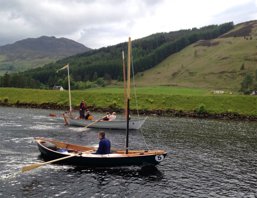 Légende de Didier : « Peu après le départ de la régate d'aviron du jour, Jean David se défait d'un plan Oughtred , une Caledonian Yawl (rallongée à 6,80 m, près de 250 kg) avec laquelle il a pris le dernier départ (course poursuite). Ce bateau , trés régulier, gagnera dans la classe "bateaux récents d'aspect traditionnel" qui est aussi celle des Skerry. » 