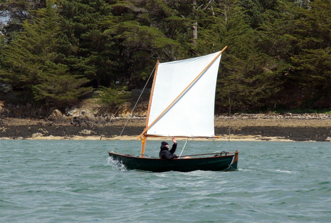 Le Skerry "Piff" de Jean-David, dont le mât est raccourci suite à une expérience de mesure de tirant d'air sous le pont du chenal de Vannes. 