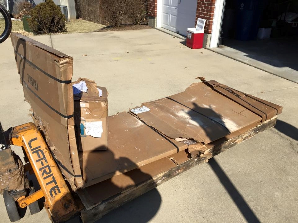 Cette photo a &eacute;t&eacute; envoy&eacute;e par un client &agrave; Annapolis, si&egrave;ge de Chesapeake Light Craft : il s'agit d'un kit de kayak Night Heron, version en contreplaqu&eacute; cousu-coll&eacute;, qui a &eacute;t&eacute; pli&eacute; &agrave; 90&deg; pendant la livraison. Comme dirait Bourvil, il marchera beaucoup moins bien comme &ccedil;a... Le dommage s'est produit lorsque le camion de livraison a &eacute;t&eacute; victime d'un accident et a fait des tonneaux. L'assurance du transporteur a fonctionn&eacute; et le client a ensuite re&ccedil;u un nouveau kit. Je me demande juste pourquoi la soci&eacute;t&eacute; de transport a tout de m&ecirc;me livr&eacute; celui-ci au client. Peut-&ecirc;tre pour v&eacute;rifier (tant qu'on n'a pas essay&eacute;, on n'est pas s&ucirc;r !) J'en profite pour vous redire de bien inspecter vos cartons lors d'une livraison de kit et de faire porter des r&eacute;serves sur les documents de livraison, m&ecirc;me si le dommage n'est pas aussi apparent qu'ici. 