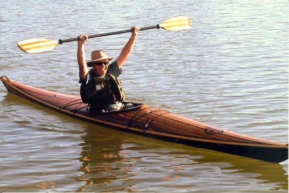 Je reviens sur une nouvelle publi&eacute;e dans les derni&egrave;res "nouvelles" : baisse de prix sur la plupart de nos kits, en particulier sur les kayaks "hybrides" (pont en strip-planking sur coque en cousu-coll&eacute;). Il y a d'ailleurs eu quelques ajustements de prix du fait de l'impact du transport depuis cette premi&egrave;re annonce. Car je rappelle que tous les prix des kits incluent la livraison en France continentale et la TVA. Par ailleurs, les prix des kits de la gamme Guillemot Kayaks ne sont toujours pas en ligne, mais cela ne saurait plus gu&egrave;re tarder. 