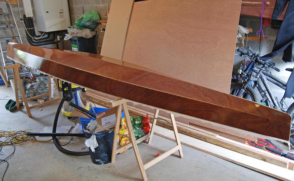 Cette image montre le kayak Chesapeake 16 LT que construit Stéphane dans son garage après avoir terminé son SailRig (voyez son superbe blog) et en attendant de se remettre très prochainement sur l'Ilur (plan F. Vivier) qu'il a commencé voilà 16 ans... 