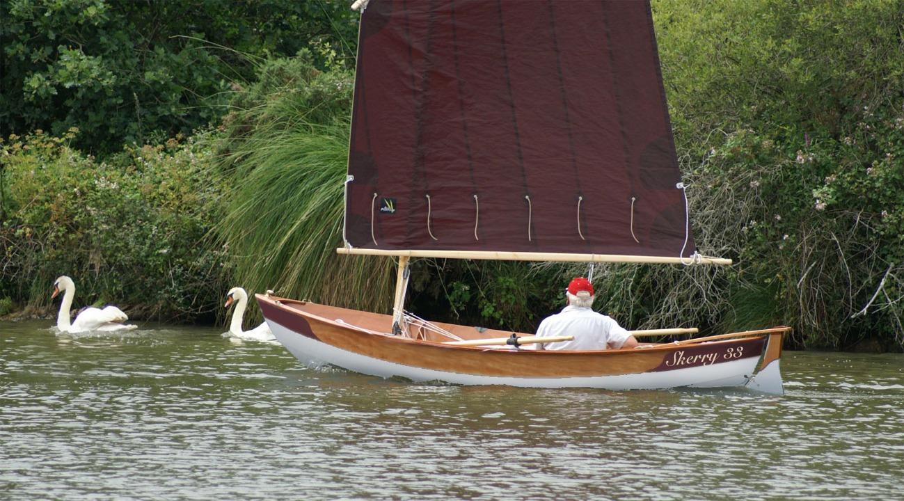 Pendant que l'agenda est sorti, notez aussi une invitation de Patrick &agrave; naviguer sur la Vilaine : "Claude a &eacute;mis le desir de d&eacute;couvrir la Vilaine, (qui porte mal son nom d'ailleurs) et toute la cote, je l'ai &eacute;videmment vivement encourag&eacute; a venir naviguer dans notre charmante r&eacute;gion, il viendrait sans doute fin juin, nous communiquerons cette date &agrave; l'association, on ne sait jamais si d'autres Skerry veulent se joindre &agrave; nous ce sera avec grand plaisir." J'ajoute que si c'&eacute;tait juste avant ou juste apr&egrave;s la Route du Sable, cela permettrait de rentabiliser le carburant br&ucirc;l&eacute; par les malheureux qui sont loin de la Bretagne... 