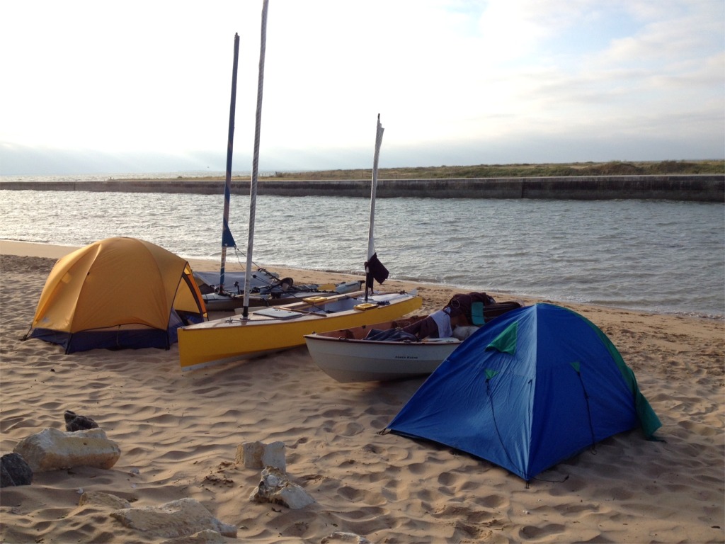 Et je termine par cette photo qui montre le Skerry "Chasse-Mar&eacute;e" en compagnie de deux autres petits bateaux au matin d'un bivouac &agrave; Boyardville. Cette image m'est envoy&eacute;e par Gwendal Jaffry (r&eacute;dacteur en chef du magazine du m&ecirc;me nom), qui a emprunt&eacute; &agrave; Didier son "Chasse-Mar&eacute;e", fra&icirc;chement rentr&eacute; de Sail Caledonia, pour aller participer &agrave; un autre raid dans les Pertuis en compagnie du "Brol" de Gilles Montaubin et d'un trimaran de chez Hobie. Gageons que Gwendal nous en dira plus sur cette exp&eacute;dition tr&egrave;s prochainement... 