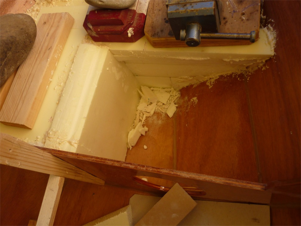 "Moussage" du caisson avant : l'essentiel du volume est rempli de mousse à cellules fermées afin d'assurer la flottabilité du bateau en toutes circonstances, mais Claude laisse un petit espace libre afin de pouvoir abriter quelques menus objets, car le caisson sera tout de même fermé par une trappe à joint torique. 
