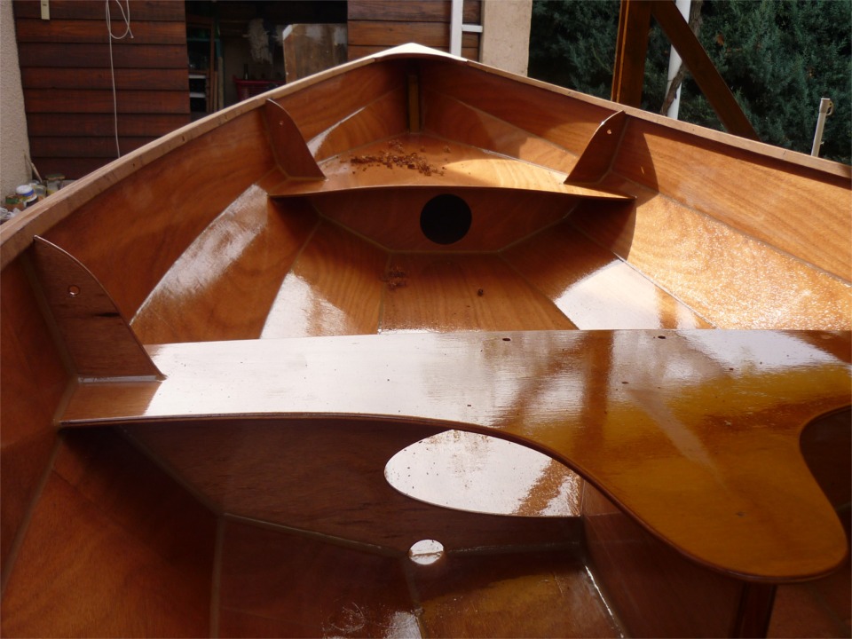 Claude a choisi de ne poser qu'un seul pli du liston sur l'extérieur du livet, l'autre pli est posé en serre sur l'intérieur. Solution très intéressante car elle protège le bord du contreplaqué en haut du carreau en le prenant en sandwich, et c'est également très réussi esthétiquement. Au niveau rigidité, je suppose que le résultat est pratiquement égal à un liston en deux couches sur l'extérieur et rien dedans. 