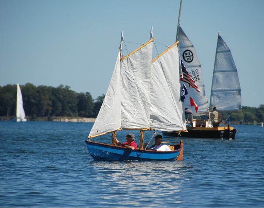 Par contre, les voiles m&eacute;riteraient d'&ecirc;tre mieux &eacute;tablies, en particulier la grand-voile (la plus en arri&egrave;re sur une go&eacute;lette) qui fait beaucoup de plis faute d'&eacute;tarquage sur sa vergue et sur la drisse de pic. 
