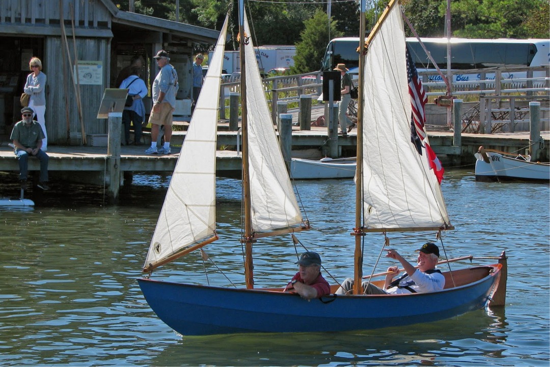 Benoit nous envoie deux images de ce curieux Skerry gr&eacute;&eacute; en go&eacute;lette. Du fait que les trois voiles sont b&ocirc;m&eacute;s, on peut virer sans toucher aux &eacute;coutes et ce gr&eacute;ement est plus pratique qu'il n'y parait. Quoique lorsqu'on regarde l'&eacute;quipage, il a l'air assez d&eacute;tendu en effet... 