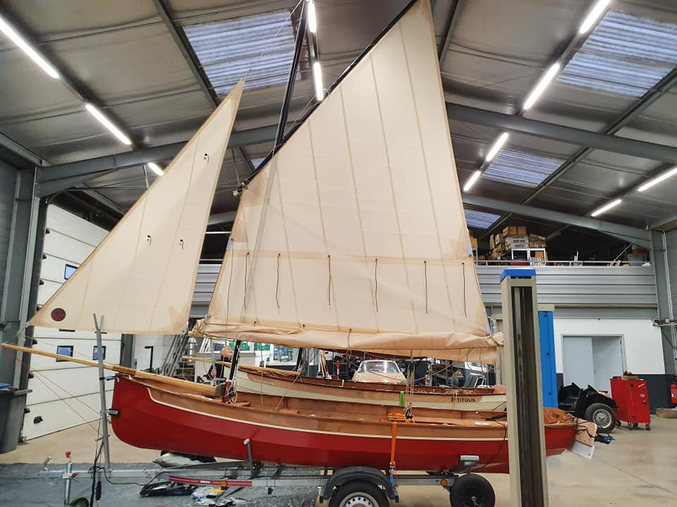 Le Silmaril P'titous de Jean-François, que nous avons vu quitter Clairoix plus haut, est arrivé à bon port en Ardèche et a retrouvé celui de Patrick (Manpernick II ?) Le but de la rencontre était d'unir les compétences pour gréer les deux bateaux en s'aidant du gréement que j'avais installé sur P'titous. 