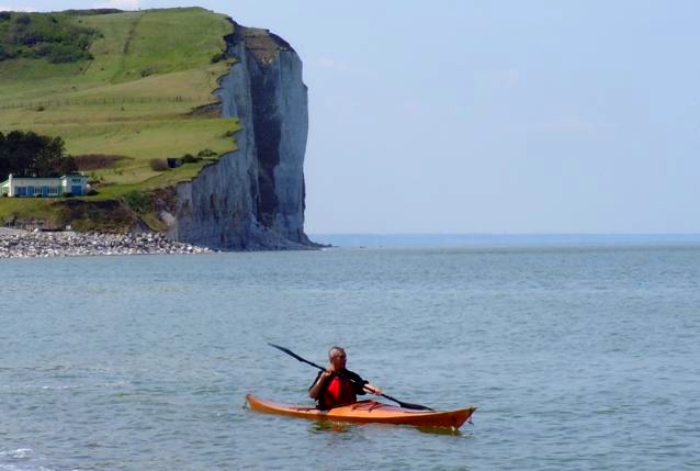 Superbe arrière-plan pour un kayak magistralement réussi par Genest ! Le Shearwater se veut le kayak léger, élégant et rapide de ceux qui désirent pratiquer la randonnée rapide. Voir ses lignes. 