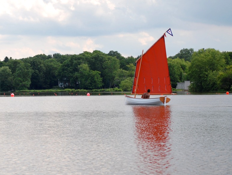 J'ai trouv&eacute; cette photo d'une Yole de Chester gr&eacute;&eacute;e d'une voile au tiers, prenve que nous ne somme pas les premiers &agrave; penser &agrave; gr&eacute;er ce magnifique bateau d'aviron. 