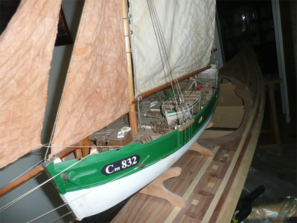 Après la "Belle", vue en novembre, Thierry nous montre son thonnier de Camaret : superbe ouvrage. Thierry, je viens de découvrir un site pour vous. La Cutty Sark que l'on y voit est l'oeuvre de Jean-Claude, à qui je viens de livrer un kit de PassageMaker. 