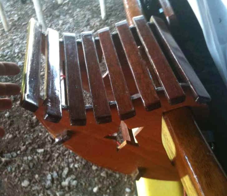 Yves m'envoie deux images de son "banc de rappel" que je trouve absolument génial : ce petit siège s'accroche sur le haut du carreau ou sur le pavois et permet d'effectuer un rappel efficace et superbement confortable. En effet, plus besoin des abdos "béton" de votre belle jeunesse pour que votre centre de gravité se trouve déplacé au vent d'une quarantaine de centimètres !