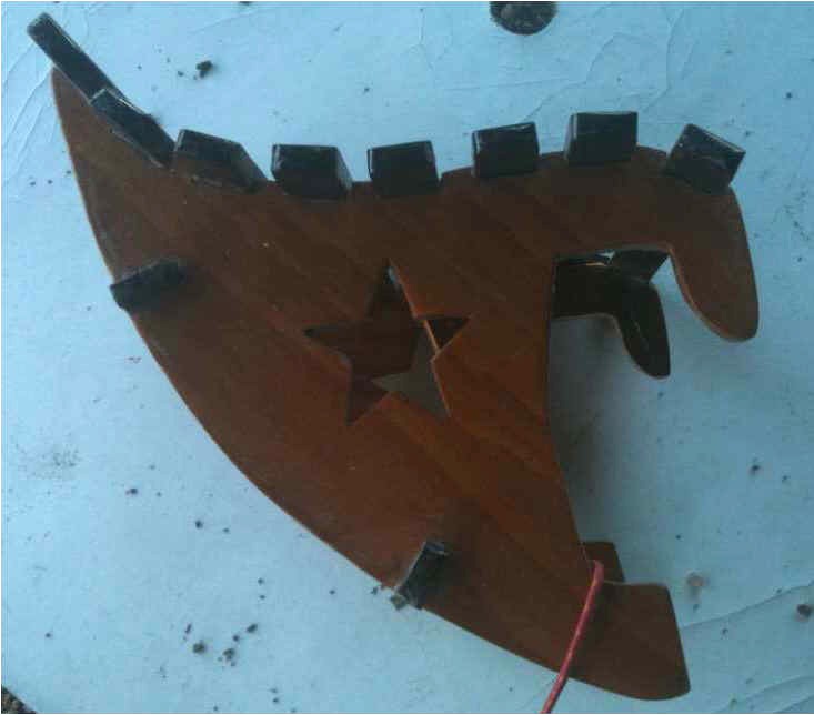 Le si&egrave;ge se change de bord d'une seule main et on peut le construire sur mesure pour n'importe quel bateau. On peut aussi imaginer en faire plusieurs pour le barreur et &eacute;quipiers, ou de le faire plus long pour accueillir plusieurs... post&eacute;rieurs ! Attention toutefois aux contraintes sur le bord&eacute; &agrave; l'endroit o&ugrave; les pattes inf&eacute;rieures appuient, il faudrait pr&eacute;voir un renfort pour un Skerry, par exemple. 