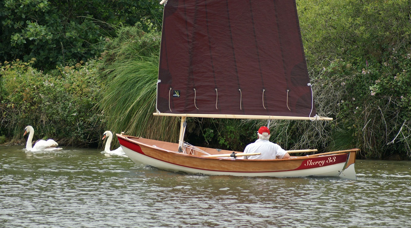 On me demande fréquemment s'il y a des Skerry d'occasion : bande de petits veinards, en voilà justement un à saisir ! Patrick met en vente son "Skerry 33" : ce Skerry est le 33e bateau, tous modèles confondus, construit chez Arwen Marine, d'où son nom, mais ce n'est que le 6e Skerry que je construisais (je m'apprête fin 2015 à construire les 20e et 21e, qui seront les 56e et 57e Skerry de France, si mes comptes sont exacts). Je l'ai construit au printemps 2011 pour participer à ma première Semaine du Golfe, et je l'ai vendu juste après à Patrick qui l'a basé à Guérande mais a finalement peu navigué avec à cause de problèmes de santé qui le décident maintenant à s'en séparer. Allez vite voir la page "Occasions". 