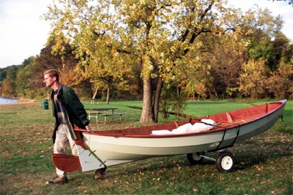 Le Skerry ne pèse que 45 kg et se manipule comme une (grande) planche à voile. 