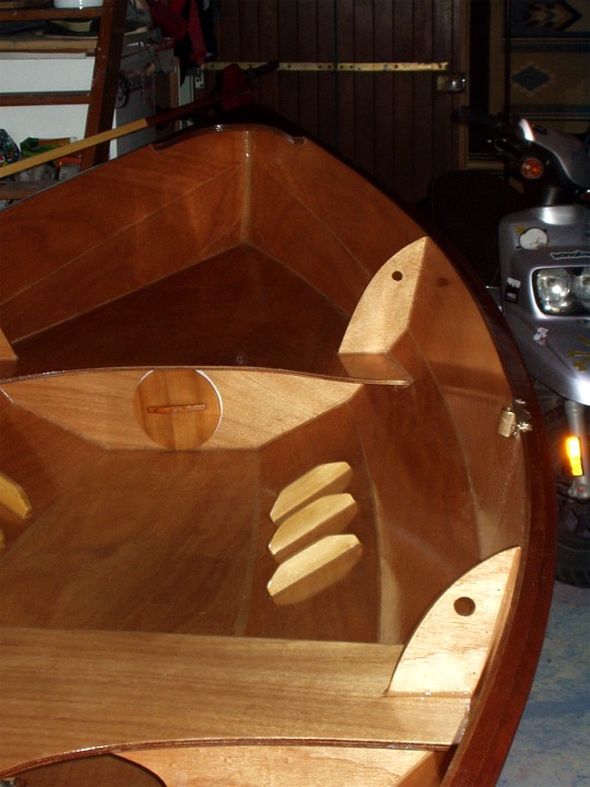 Et voil&agrave; la trappe arri&egrave;re en place dans le Skerry de Denis. Ce sont les trois cale-pieds b&acirc;bord que l'on aper&ccedil;oit sur l'int&eacute;rieur du bord&eacute;. Ils permettent se s'appuyer pour ramer et ce sont eux qui transmettent l'effort au bateau (en fait on rame avec les pieds, finalement...) 