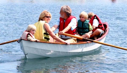 Petite démonstration de la capacité de charge du Skerry : 2 adultes et 3 enfants, et la coque n'a même pas l'air chargée ! 