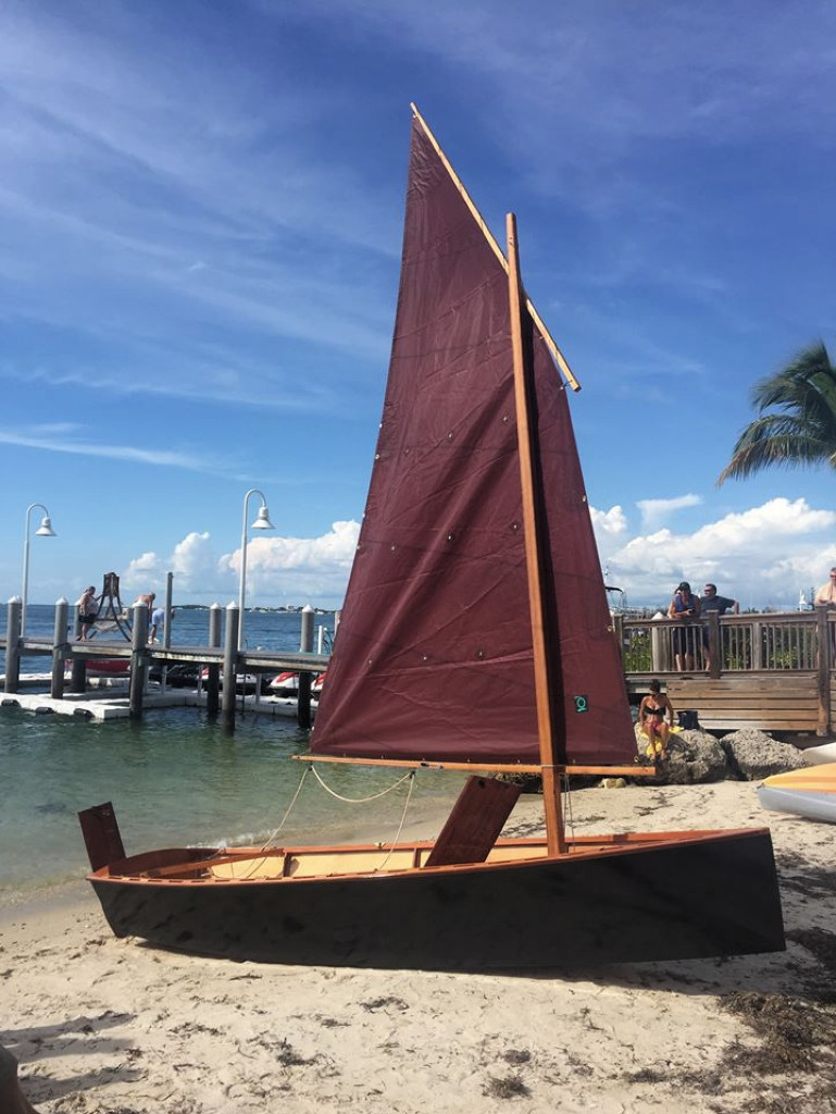 Avant de vous quitter, je tenais à vous montrer cette photo remarquable. Certes, la créature en bikini à l'arrière-plan présente un grand intérêt, mais voyez aussi la misaine de ce Goat Island Skiff, à vendre d'occasion en Floride : son palan d'amure (que l'on ne voit pas derrière le mât) n'est pas assez étarqué et la voile présente LE PLI DE LA HONTE !!! Ne vous laissez jamais voir avec ce pli dans votre voile, c'est une cause d'abordage obligatoire et laïc. Sous l'Ancien Régime, cette circonstance autorisait quiconque à livrer le barreur aux anglais... Cela dit, le bateau étant posé, il est fort possible que ce skipper soigneux ait choqué son palan d'amure afin de ne pas faire travailler son gréement inutilement.