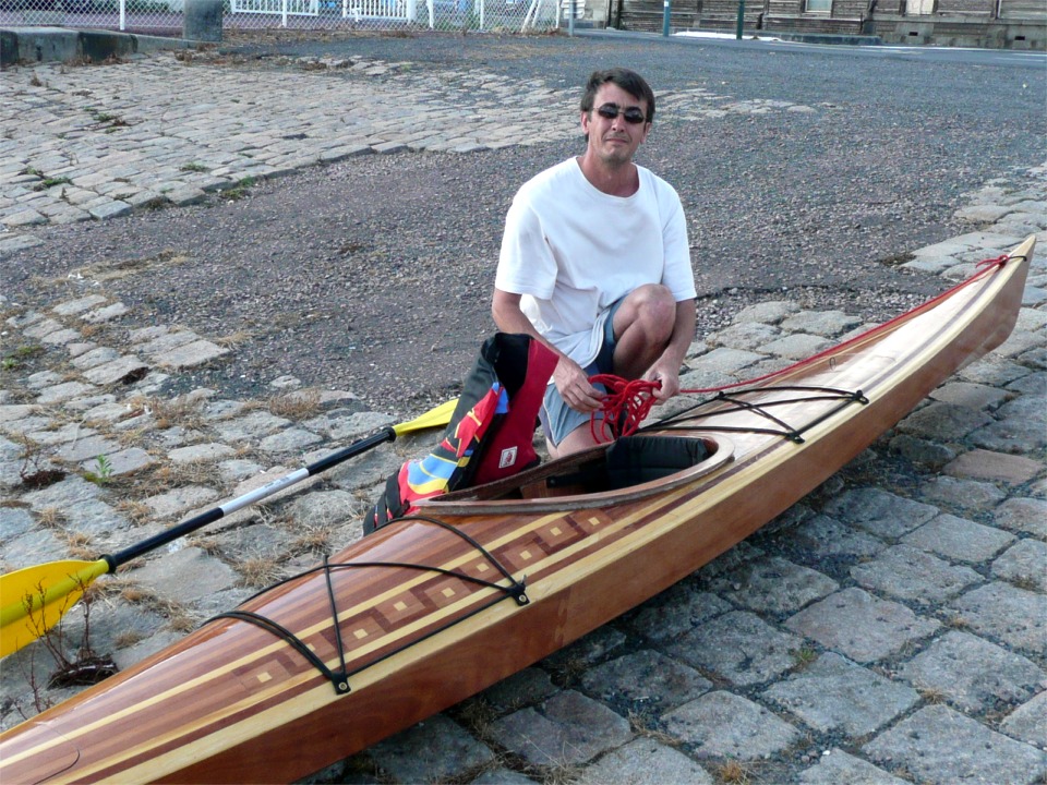 Thierry nous envoie ces trois images de son superbe Shearwater 17 Hybride (hybride car le pont est en petites lattes alors que la coque est en contreplaqué cousu-collé). Les trappes impeccablement réalisées à plat pont sont pratiquement invisibles : si on ne cherche pas attentivement, on ne trouve pas la petite ligne qui les dénonce ! 