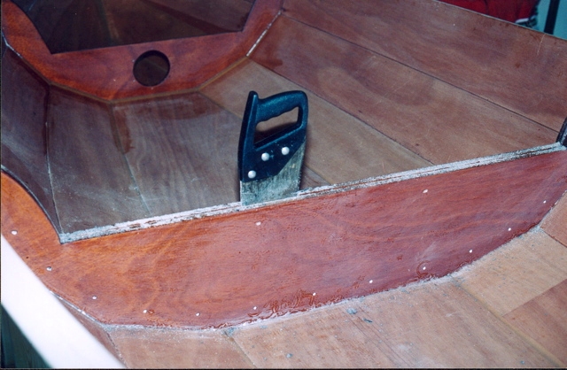 Je profite de la transition avec le sujet suivant pour vous montrer quatre images qui montrent que l'on peut toujours trouver une solution pour le rangement d'un Skerry... On commence par monter une cloison "sandwich" : deux &eacute;paisseurs de contreplaqu&eacute; s&eacute;par&eacute;es par un carton ondul&eacute;. Puis on coupe le Skerry en deux &agrave; l'aide d'une scie &eacute;go&iuml;ne... 