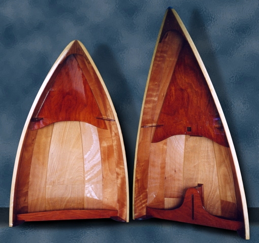 Et voil&agrave; le r&eacute;sultat une fois les si&egrave;ges install&eacute;s. En fait, il vaut mieux coller tous les si&egrave;ges avant de couper le bateau en deux (avant aussi de monter les listons, en fait). Le bateau peut maintenant &ecirc;tre rang&eacute; dans un espace nettement plus r&eacute;duit que s'il &eacute;tait d'une seule pi&egrave;ce. Plus qu'&agrave; trouver une bonne solution pour le transporter ! 