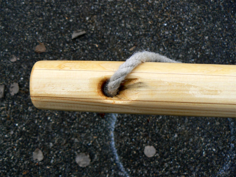 Tête de mât. Trou de 16 mm dont les bords sont bien arrondis, surtout sur les bords inférieurs du trou. 