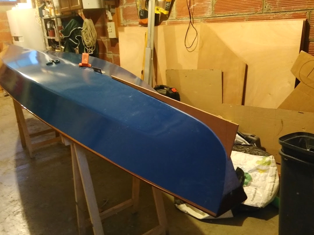 Les neuf photos suivantes nous sont envoy&eacute;es par Franck qui vient d'ajouter un aileron au Wood Duck Double qu'il avait construit au printemps dernier, car il le trouvait un peu flou en direction et surtout, il &eacute;tait trop sensible au vent lat&eacute;ral. Le but de l'aileron est de lui donner un meilleur "ancrage" directionnel dans l'eau. Selon Franck, ce nouvel aileron joue parfaitement son r&ocirc;le. Une premi&egrave;re alternative e&ucirc;t &eacute;t&eacute; d'ajouter une d&eacute;rive r&eacute;tractable, comme nous l'avions fait sur le Shearwater 17 d'Annick et Emmanuel, et une seconde e&ucirc;t &eacute;t&eacute; d'installer un gouvernail, mais c'est encore plus on&eacute;reux et compliqu&eacute; avec le syst&egrave;me de contr&ocirc;le par cale-pieds pivotants. Sur cette premi&egrave;re image, Franck vient de terminer le gabarit de l'arrondi que doit &eacute;pouser l'aileron.