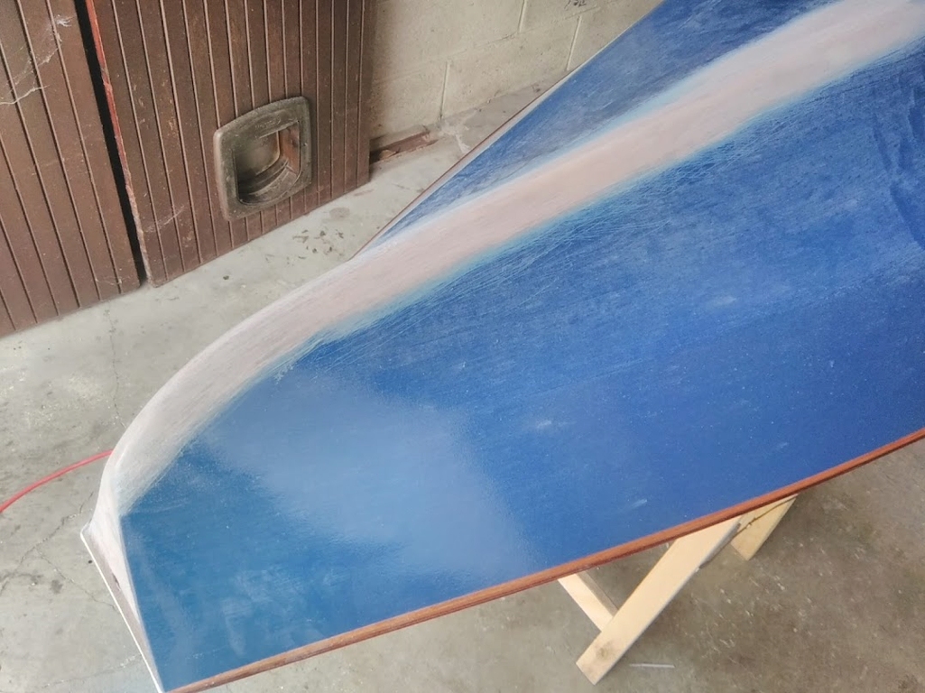 Franck fait ensuite un bon pon&ccedil;age pour &eacute;liminer la peinture sur la zone de collage de l'aileron. Notez qu'il a d&eacute;poli le reste de la surface en vue de refaire une couche de peinture compl&egrave;te sur le Wood Duck Double &agrave; l'issue de l'installation. 