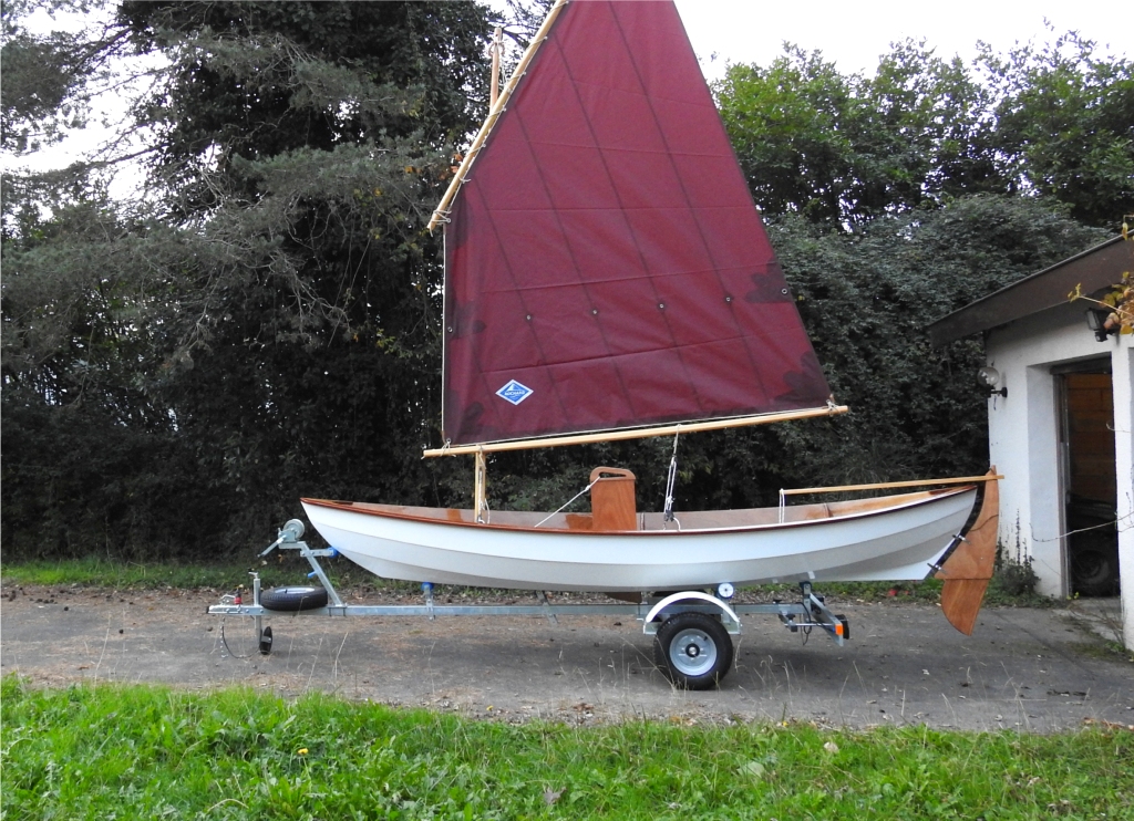 Encore un nouveau Skerry, c'est celui que Xavier a terminé en décembre dans les Landes. Xavier nous écrit : « Après 4 ans, 4 mois et 4 jours d'un travail purement solitaire et enthousiasmant, j'ai l'immense plaisir de vous annoncer la naissance officielle du skerry "KI LU KRU"...»