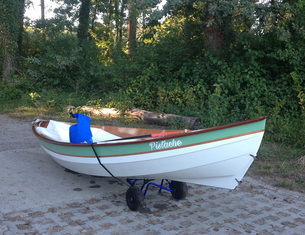 J'ai demand&eacute; &agrave; Yannick comment il avait r&eacute;alis&eacute; la s&eacute;paration entre le les peintures blancche et pistache, pensant &agrave; une bande autocollante, mais c'est du vernis sur l'okoum&eacute;. Voici sa r&eacute;ponse : "Le liser&eacute; a &eacute;t&eacute; fait avec du scotch de carrossier, deux bandes de scotch espac&eacute;es de 2cm, 3 couches de vernis entre les deux et ensuite j'ai recouvert la bande vernie avec un scotch d'1,9cm et peint le blanc et le vert."