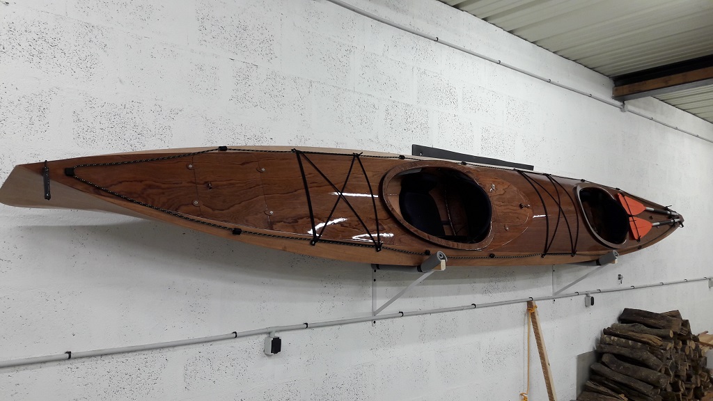 Yves nous envoie les deux photos suivantes du superbe Shearwater Double qu'il a construit cet hiver &agrave; partir d'un kit. 