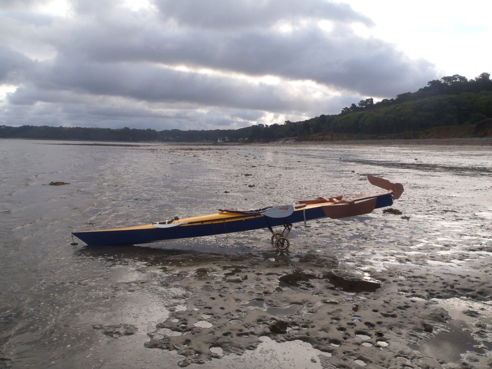 Yves nous envoie trois photos du Chesapeake 17 qu'il a construit ce printemps, prises lors d'une randonnée en solitaire sur le littoral breton entre Perros-Guirec et Saint-Malo. Notez le petit chariot qui facilite les déplacements terrestres de ce grand kayak. 