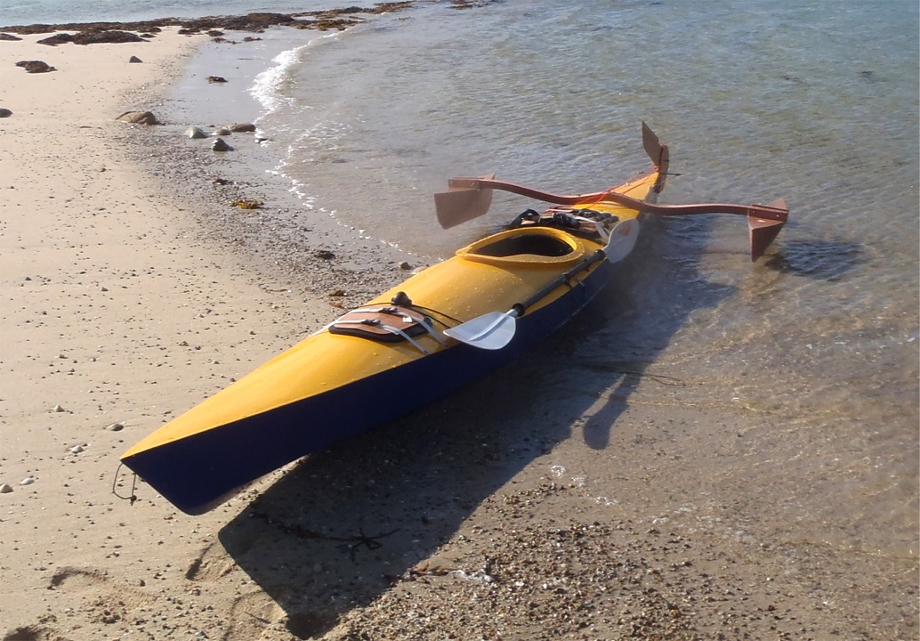 Yves me dit qu'il a ajout&eacute; les stabilisateurs pour le confort lorsqu'il p&ecirc;che et pour faciliter les op&eacute;rations d'embarquement et d&eacute;barquement (et je pense aussi pour renforcer son sentiment de s&eacute;curit&eacute; lorsqu'il est seul en randonn&eacute;e). Il pr&eacute;voit de modifier les bras de liaison qui g&eacute;n&egrave;rent des embrus dans certaines conditions car les deux flotteurs touchent l'eau en permanence. Selon Yves, le gouvernail est indispensable d&egrave;s qu'il y a du vent. 