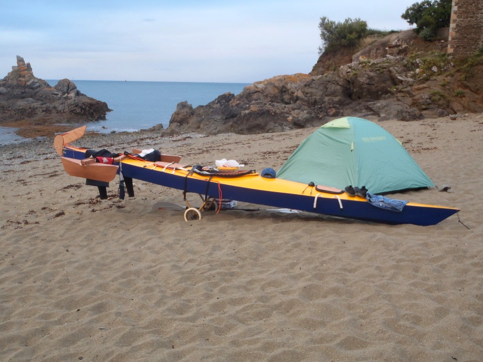 Bivouac sur la plage à Saint-Quay-Portrieux. Le Chesapeake a une charge utile de 150 kg, ce qui permet d'embarquer pas mal de matériel dpour une longue randonnée. 