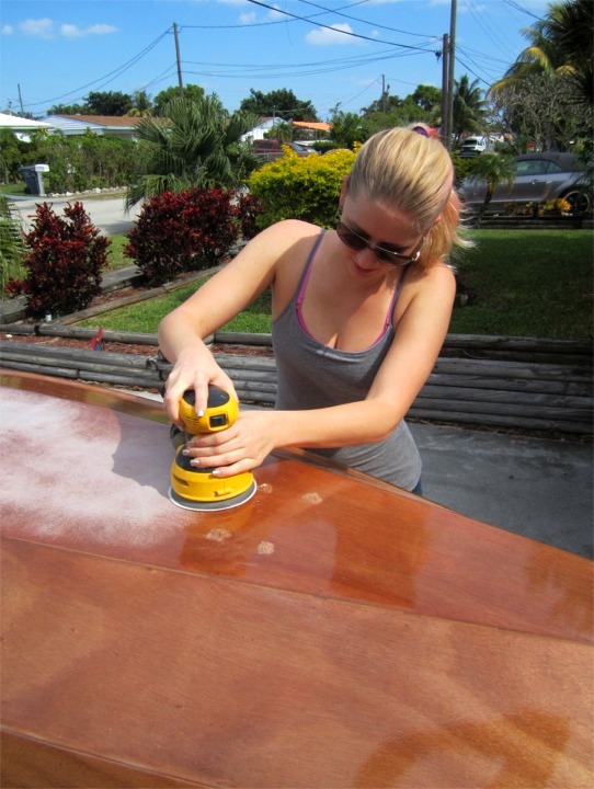 Comme moi, je suppose que vous pensiez que le pon&ccedil;age &eacute;tait une activit&eacute; sans int&eacute;r&ecirc;t... Et bien ce n'est pas l'avis de tout le monde : voici une amie de Zach qui aime bien poncer, et est venue l'aider pour le dernier pon&ccedil;age de l'&eacute;poxy avant la mise en peinture. 