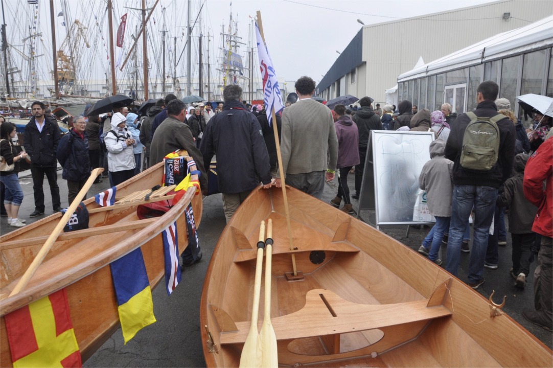 La fanfare nous ouvre la route et nous permet ainsi de nous frayer un passage à travers la foule étonnante de ces "Tonnerres". 