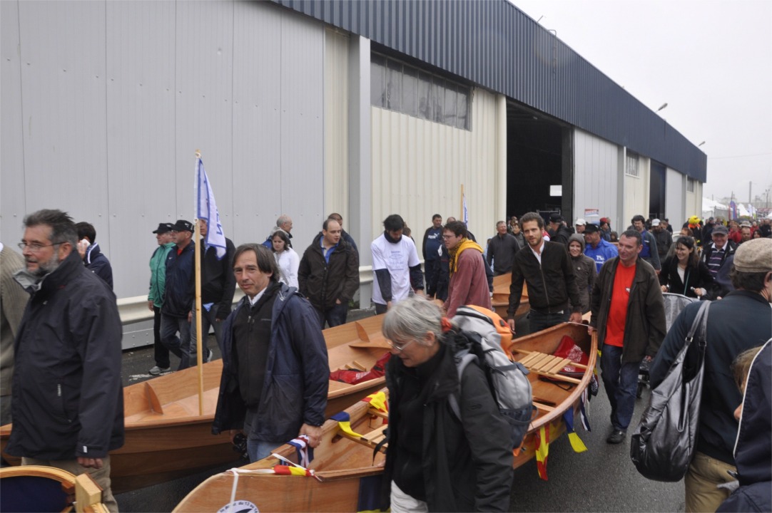 La mise à l'eau des bateaux construits pendant la fête n'avait pas été annoncée (et d'ailleurs l'évênement "Je construis mon bateau" a souffert d'un déficit général de communication, qui s'explique sans doute par les incertitudes liées à la première édition). 