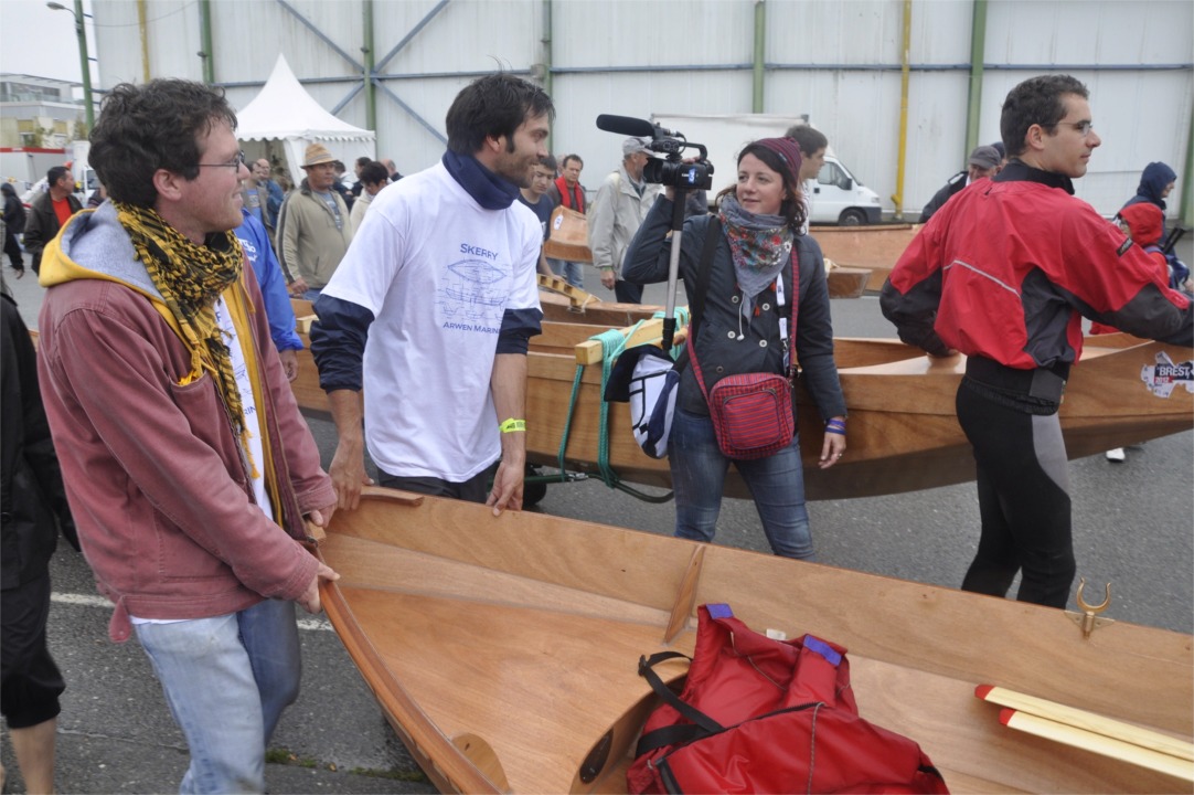 Erwan et Yann répondent à une interview de Vanessa Fize en marchant. Voyez la vidéo postée par Vanessa sur le site de France 3 dédié aux "Tonnerres de Brest". 