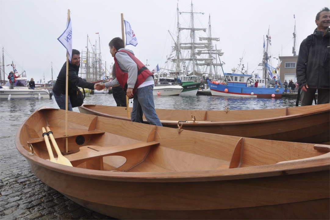 François salue le journaliste de "Sept Jours à Brest" qui a fait un reportage sur la construction de son Skerry.