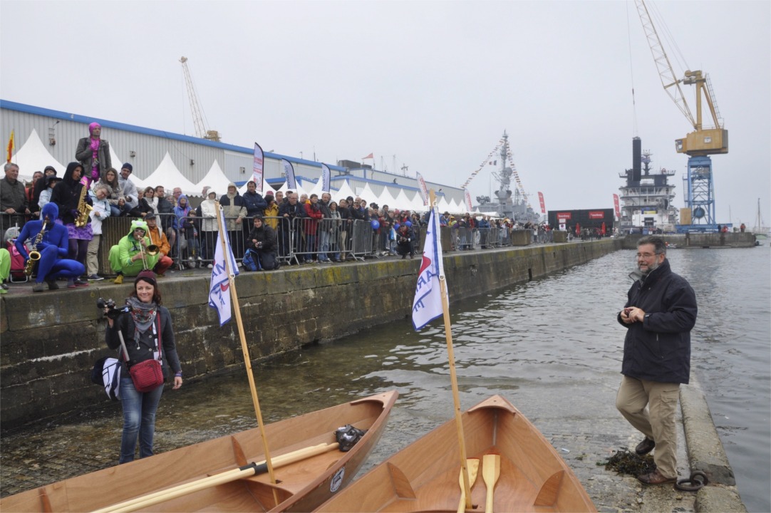 La foule s'est massée sur le quai pour assister aux lancements et je me suis positionné pour faire des photos. Voyez également la vidéo réalisée par Vanessa Fize sur le site de France 3 dédié aux "Tonnerres de Brest". 