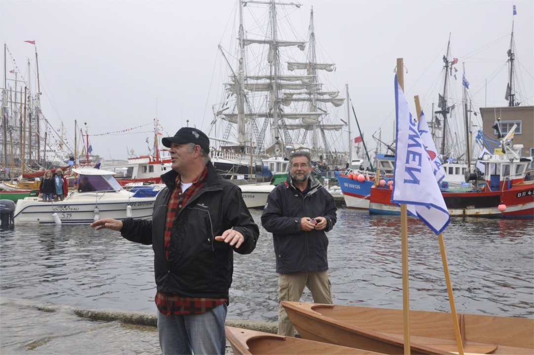 Bernard Ficatier explique au public la signification de ce lancement. C'est la mâture du Belem que l'on aperçoit à l'arrière-plan. 