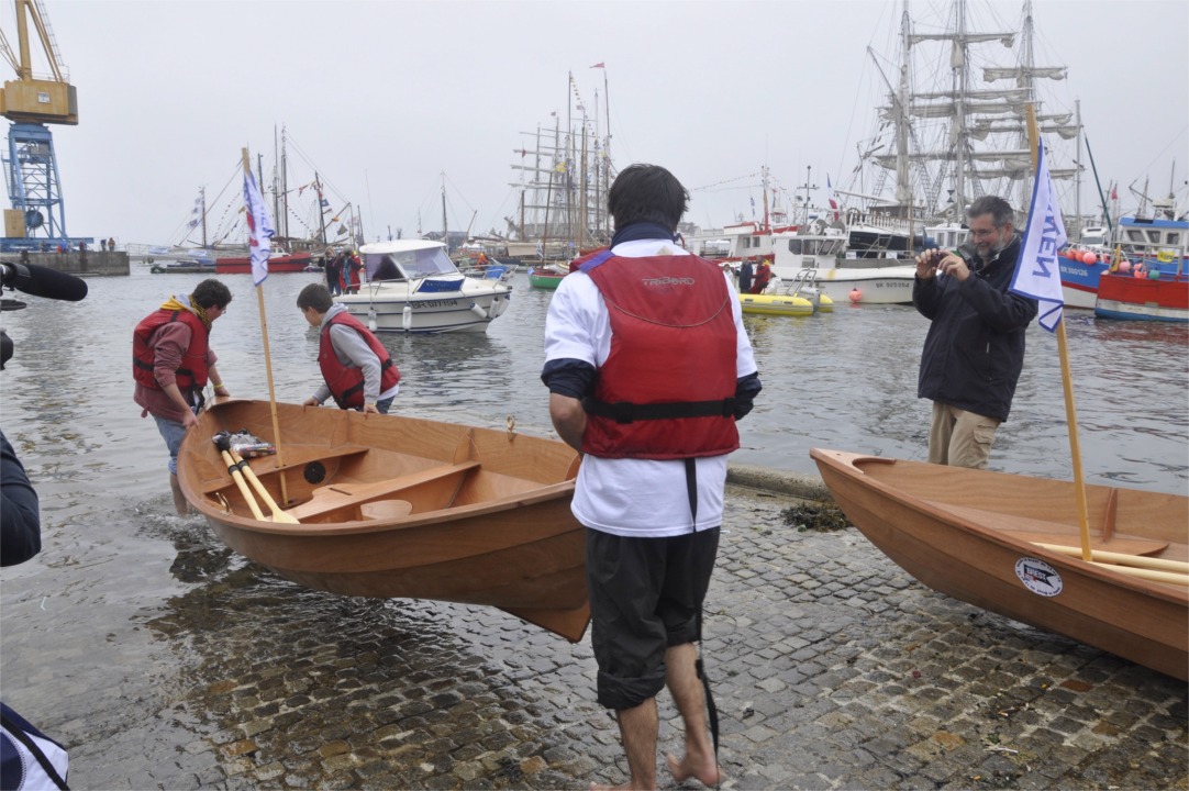 Michel et François, Yann et Erwan ont tous endossé des gilets de sauvetage apportés par Bernard. 
