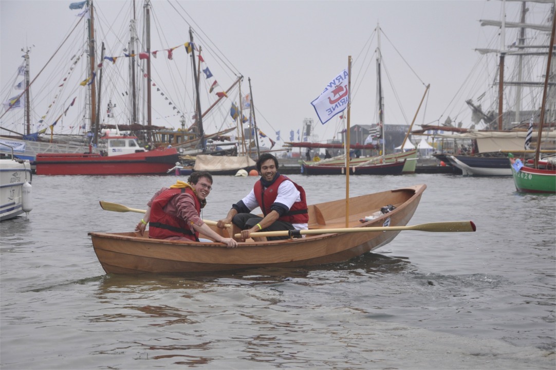 Il faut avoir construit soi-même un petit bateau pour connaître l'émotion de se laisser porter sur l'eau la première fois par un assemblage de matériaux que l'on a transformés en un bateau. 