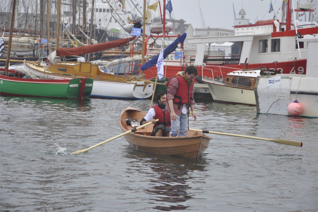 Erwan se lève pour saluer la foule... ou plutôt pour montrer la stabilité du Skerry ! 