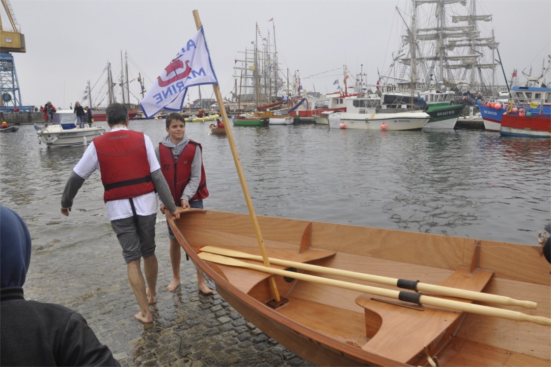 Et c'est François et Michel qui vont mettre leur Skerry à l'eau. 