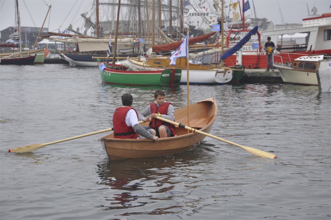 Et François donne les premiers coups d'aviron dans son bateau tout neuf. 